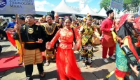 BERJALAN RIA MADANI 1.5KM BUSANA TRADISIONAL