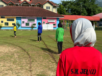 Larian 4 x 200 Meter Dan Tarik Tali